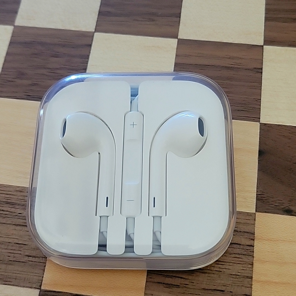 Apple Earbuds Wired Headphones with  with Microphone